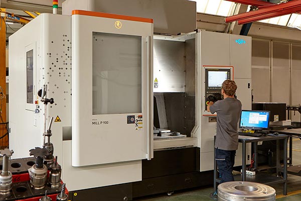 Alumat | Operator programming vertical machining centre